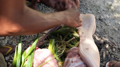 22-De-Abril-De-2023-Ciudad-De-Danao,-Cebú,-Filipinas---Un-Hombre-Está-Cosiendo-Un-Lechón-Baboy-O-Un-Cochinillo-Preparándolo-Para-Asarlo-Al-Fuego