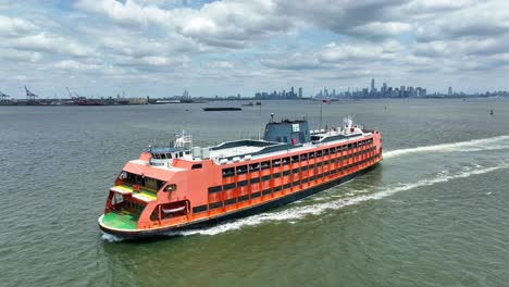 Staten-Island-Ferry-Mit-Der-Skyline-Von-New-York-In-Der-Ferne