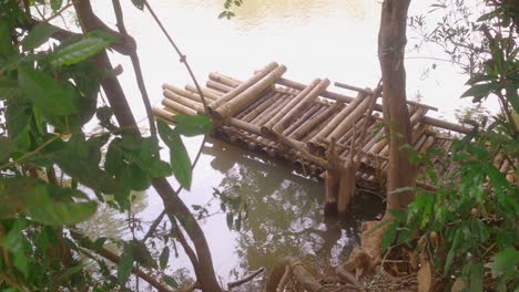 Bambusboot-Schwimmt-Friedlich-Auf-Einem-Schlammigen-Teich