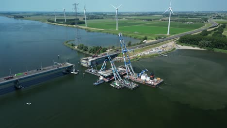 La-Válvula-Del-Puente-Haringvliet-Cuelga-En-El-Caballete-Flotante.