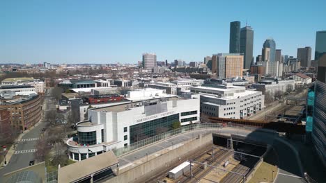 Toma-Cinematográfica-De-Establecimiento-De-La-Universidad-Del-Noreste-Con-El-Horizonte-De-Boston-Al-Fondo.