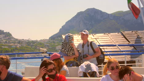 Touristenboot-Segelt-Von-Capri-Nach-Neapel-An-Sonnigen-Tagen,-Italien,-HD-Video