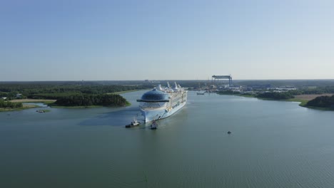 El-Crucero-Más-Grande-Del-Mundo,-Icono-De-Los-Mares,-Partiendo-Para-Pruebas-En-El-Mar-Desde-Meyer-Turku-Asistido-Por-Remolcadores.