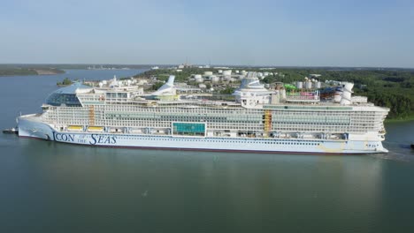 El-Crucero-Más-Grande-Del-Mundo,-Icono-De-Los-Mares,-Partiendo-Para-Pruebas-En-El-Mar-Desde-Meyer-Turku-Asistido-Por-Remolcadores.