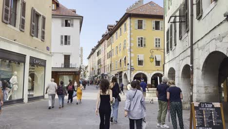 Summer-on-the-street-of-Annecy-in-France-with-pedestrians-walking