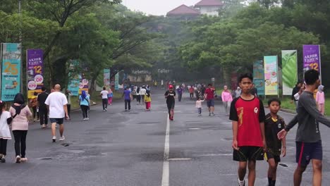 Shot-of-Residents-take-a-morning-walk-during-car-free-day-in-Jakarta,-Indonesia