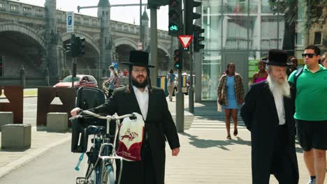 Hombres-Judíos-Ortodoxos-Caminando-En-El-Diverso-Y-Multicultural-Distrito-De-Diamantes-De-Amberes,-Bélgica---Cámara-Lenta