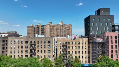 Apartamentos-Antiguos-Con-Escaleras-De-Incendios-Junto-Al-Moderno-Complejo-De-Apartamentos-En-La-Ciudad-De-Nueva-York