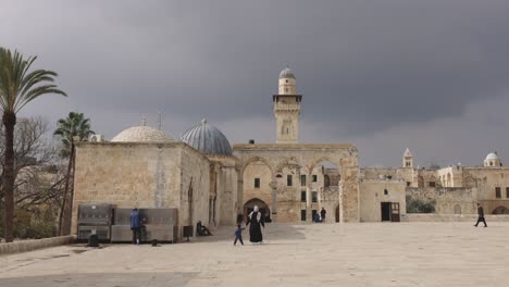 Mujer-Musulmana-Sosteniendo-La-Mano-Del-Niño-Caminando-Hacia-Una-Mezquita-Editorial-De-Cultura-étnica,-La-Cúpula-De-La-Roca-Jerusalén-Israel-Nov