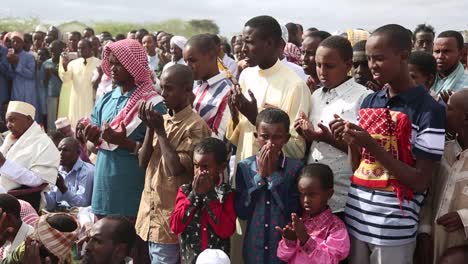 Musulmanes-Realizan-Oraciones-De-Eid-Al-adha-En-La-Ciudad-De-Mandera,-Al-Sur-De-Kenia,-El-21-De-Agosto-De-2018.