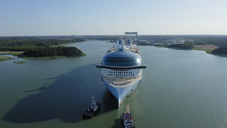 Das-Größte-Kreuzfahrtschiff-Der-Welt,-Eine-Ikone-Der-Meere,-Legt-Mit-Unterstützung-Von-Schleppern-Zu-Probefahrten-Von-Meyer-Turku-Ab