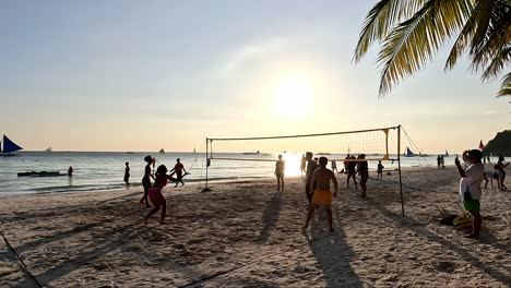 Gente-Jugando-Voleibol-En-La-Playa-Durante-La-Puesta-De-Sol-En-La-Isla-De-Boracay,-Filipinas