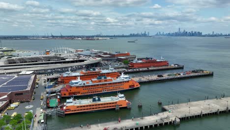 Ferry-De-Staten-Island-Y-Terminal-Con-El-Horizonte-De-La-Ciudad-De-Nueva-York-En-La-Distancia