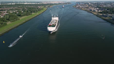 Drohnenaufnahmen-Eines-Roll-on-Roll-off-Frachtschiffs,-Das-In-Richtung-Des-Hafens-Von-Rotterdam-Fährt