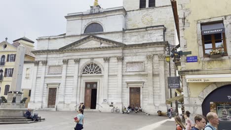 Die-Kirche-Unserer-Lieben-Frau-Von-Liesse-Erhebt-Sich-über-Annecys-Vieille-Ville