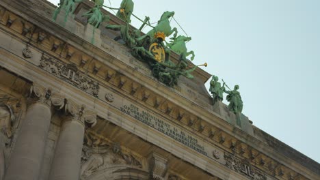 Estatua-De-La-Cuadriga-En-La-Parte-Superior-De-La-Puerta-Del-Arco-Del-Cinquatenaire-En-El-Parque-Cincuentenario-En-Bruselas,-Bélgica