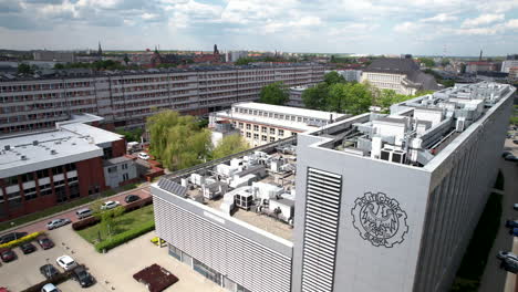 Luftaufnahme-Der-Technologieuniversität-Gliwice-Mit-Adlerschild-An-Moderner-Fassade,-Polen