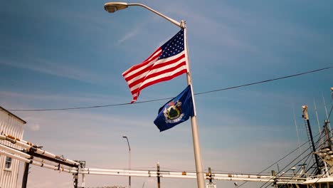 Amerikanische-Flaggen-Und-Flaggen-Des-Staates-Maine-Im-Hafen-Von-Portland,-Maine