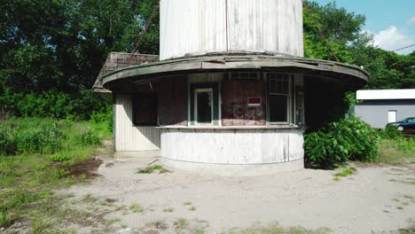 Un-Dron-Circular-Rodó-Alrededor-Del-Edificio-De-Botellas-De-Latas-De-Leche-En-Manville.