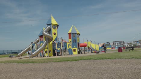 Kinder-Vergnügen-Sich-Auf-Dem-Abgesperrten-Spielplatz-Lowgreen-Ayr-Seafront