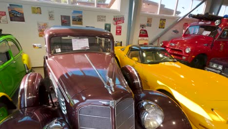 Milzkalne,-Lettland---11.-Juni-2023:-Amerikanischer-Oldtimer-Und-Umfangreiche-Sammlung-Von-Jawa-Motorrädern,-Garage-Für-Sowjetische-Motorradausrüstung,-Ausgestellt-Im-Automobilmuseum-In-Milzkalne