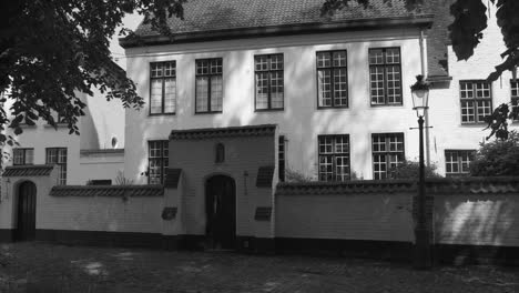 Historisches-Gebäude-Des-Beginenhofklosters-In-Der-Stadt-Brügge,-Belgien_4k