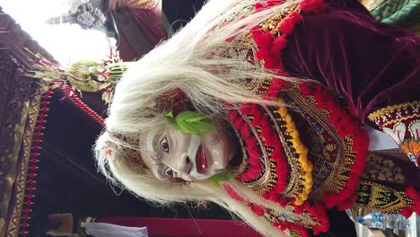 Maskierte-Tänzerin-Führt-Topeng-Bali-Tanztempel-Indonesien-Vertikalvideo-Auf,-Tanzdrama-Theater-Traditionelle-Kunst