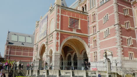 Vista-Frontal-Del-Rijksmuseum-Amsterdam-Con-Multitud-De-Personas.