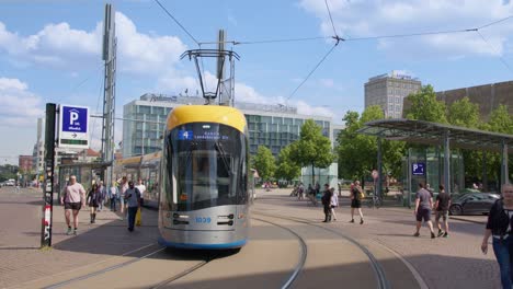 Öffentliche-Verkehrsmittel-In-Leipzig-Mit-Moderner-Straßenbahn-Und-Fußgängern