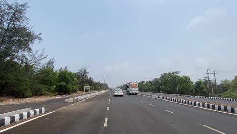 Toma-Pov-De-La-Autopista-Konark-Cerca-Del-Templo-Del-Sol-De-Konark,-Puri,-Orissa