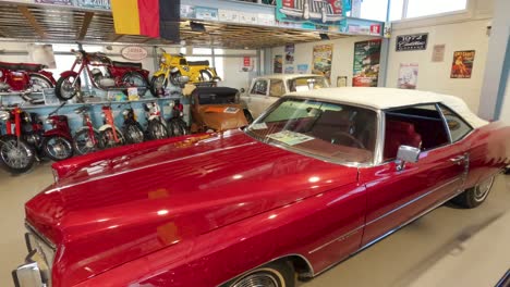 Milzkalne,-Lettland---11.-Juni-2023:-Amerikanischer-Oldtimer-Und-Umfangreiche-Sammlung-Von-Jawa-Motorrädern,-Garage-Für-Sowjetische-Motorradausrüstung,-Ausgestellt-Im-Automobilmuseum-In-Milzkalne