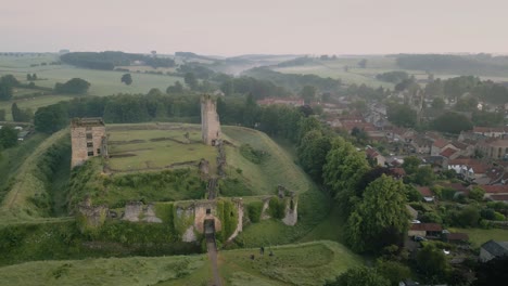 Low-Level-Luftaufnahme-4K-Von-Einer-Drohne-In-Einem-Bogen-An-Der-Südlichen-Grenze-Der-Ruinen-Von-Helmsley-Castle-Im-Norden-Von-Yorkshire,-England
