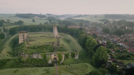 Antena-De-Bajo-Nivel-4k-Desde-Un-Dron-En-Un-Arco-En-El-Límite-Sur-De-Las-Ruinas-Del-Castillo-De-Helmsley-En-Yorkshire-Del-Norte,-Inglaterra