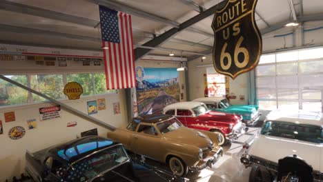 Milzkalne,-Lettland---11.-Juni-2023:-Amerikanischer-Oldtimer-Und-Umfangreiche-Sammlung-Von-Jawa-Motorrädern,-Garage-Für-Sowjetische-Motorradausrüstung,-Ausgestellt-Im-Automobilmuseum-In-Milzkalne