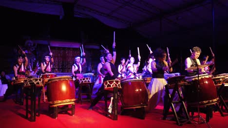 El-Grupo-Interpreta-Tambores-De-Percusión-Japoneses-Taiko,-Música-Tradicional-De-Japón-En-La-Noche-En-El-Escenario.