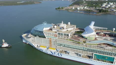 Worlds-largest-cruise-ship-ICON-OF-THE-SEAS-departing-for-sea-trials-from-Meyer-Turku-assisted-by-tug-boats