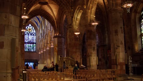 Innenraum-Der-Haupthalle-Der-Europäischen-Katholischen-Kirche-Mit-Stühlen-Aus-Buntglasfenstern-Und-Wunderschöner-Architektur-In-Edinburgh,-Schottland