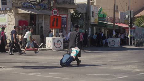 Hombre-Caminando-Por-La-Calle-Antes-Del-Sábado,-En-El-Centro-De-Jerusalén,-Israel
