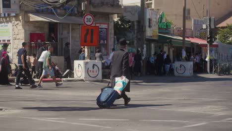 Mann,-Der-Vor-Dem-Sabbat-Auf-Der-Straße-Geht,-Im-Stadtzentrum-Von-Jerusalem,-Israel