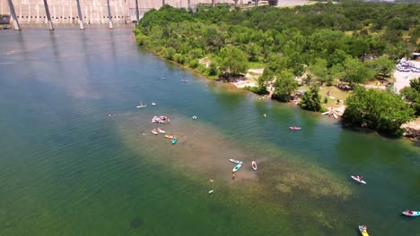 Imágenes-Aéreas-De-Personas-Nadando-En-El-Parque-Jessica-Hollis-En-Austin,-Texas.
