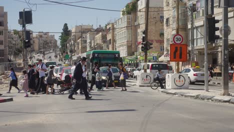 Cruce-De-Peatones-En-Cámara-Lenta,-En-El-Centro-De-Jerusalén