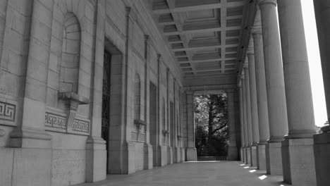 Corredor-Exterior-Del-Edificio-Histórico-En-El-Parque-Del-Cincuentenario,-Bruselas,-Bélgica