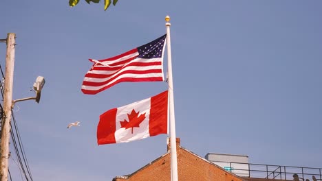 Amerikanische-Und-Kanadische-Flaggen-Teilen-Sich-Den-Platz-Auf-Einem-Einzigen-Fahnenmast