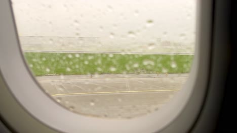 Avión-De-KLM-Asia-Aterrizando-En-El-Aeropuerto-De-Schiphol,-Ámsterdam,-Dejando-Un-Rastro-De-Humo