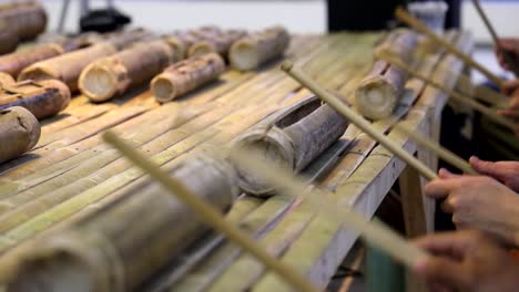 Eine-Gruppe-Innovativer-Musiker-Spielt-Eine-Melodische-Symphonie-Aus-Bambus-Und-Stöcken