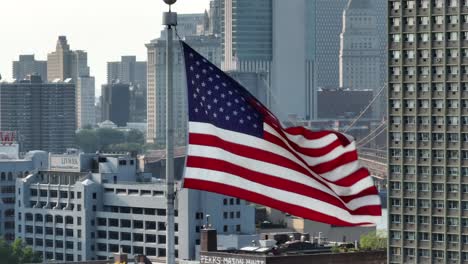 Bandera-Americana-Ondeando-Frente-Al-Puente-De-Brooklyn-En-Nueva-York