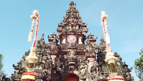 Puerta-De-Entrada-Balinesa-Del-Teatro-Abierto-Ardha-Candra-En-Denpasar-Bali-Indonesia,-Escenario-Artístico-Y-Cultural