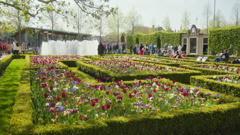 Jardín-Del-Museo-Del-Rijksmuseum-Amsterdam-Repleto-De-Gente-En-Un-Día-Soleado-Entre-Vibrantes-Tulipanes