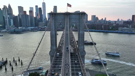 Die-Umgekehrte-Dolly-Neigung-Aus-Der-Luft-Zeigt-Die-Amerikanische-Flagge-Auf-Der-Brooklyn-Bridge-In-New-York