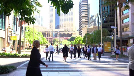 Large-crowds-of-office-workers-and-general-public-crossing-on-Queen-street-during-lunch-time-rush-hours,-static-shot-capturing-bustling-Brisbane's-central-business-district-on-a-sunny-day
